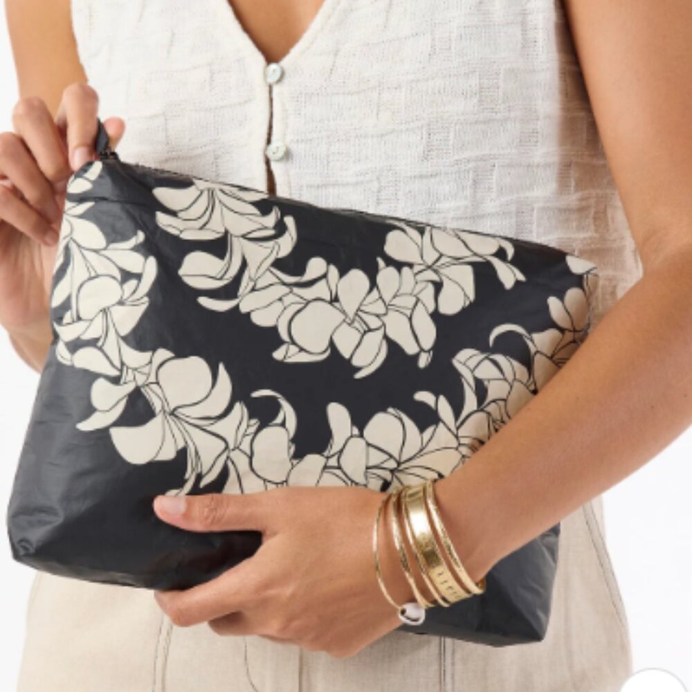 Mid Pouch Plumeria Lei  NWT